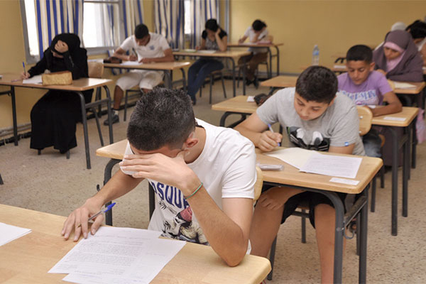 تلميذان يكلفان قاصرين باجتياز امتحان 