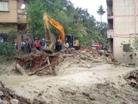 La coulée de boue continue de dévaler de la montagne progressivement
