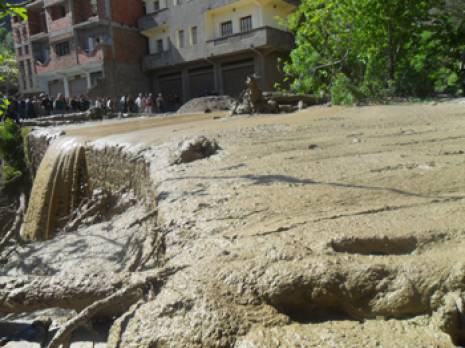 Une rivière de boue dévale de la montagne : alerte dans les villages d'Illilten