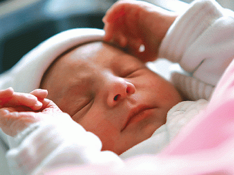 Des bébés non inscrits à l'état civil happés par des circuits informels