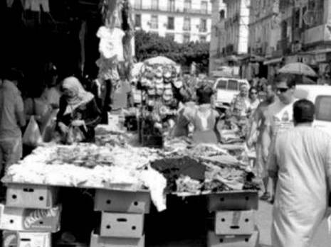 Chaussée et trottoirs squattés
