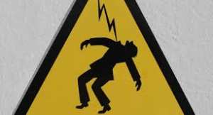 تفحم ميكانيكي بصعقة كهربائية في الجلفة