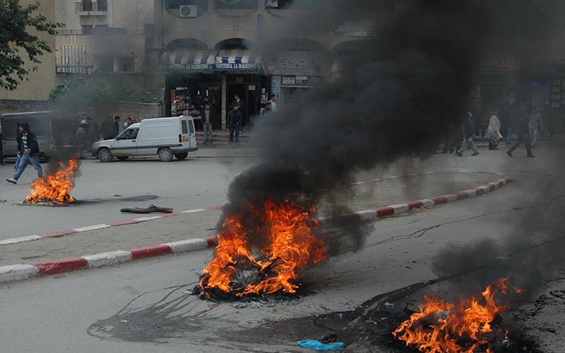 عشرات المواطنين يغلقون طريقا وطنيا بالڤرارم ڤوڤة في ميلة