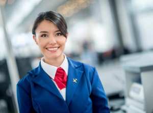 لهذا السبب تستقبل المضيفات المسافرين وأيديهنّ خلف ظهورهنّ!