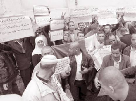 Le syndicat a tenu hier un sit-in à Alger : l'Unpef gèle sa grève illimitée