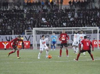 Le duel ESS-USMA se poursuit, l'AS Khroub crashe