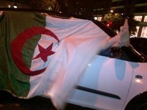 Les drapeaux algériens exhibés à la bastille