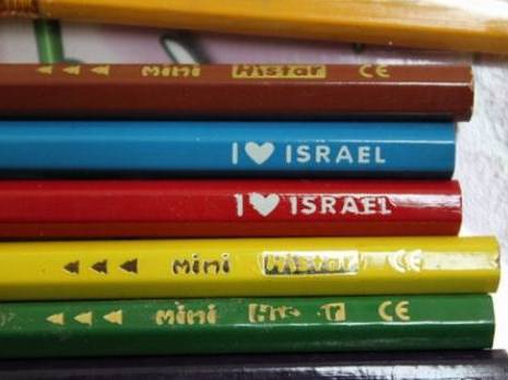 Mascara : des articles scolaires en vente portent la mention «I love Israël»