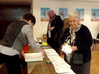 Afflux des électeurs aux bureaux de vote installés en Espagne