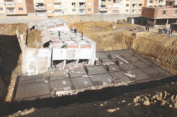 Une construction en cours sur les fondations d'une bâtisse démolie