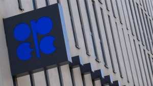 اوبيك  تشير الى فائض أكبر بسوق النفط في 2017 مع ارتفاع إنتاجها