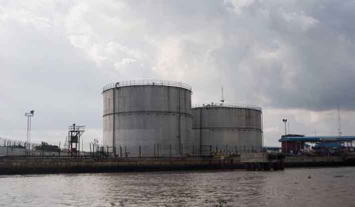 Le pétrole termine en baisse