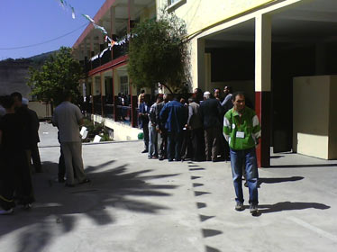 Algérie ' élections : A Thénia, des vieux, peu de jeunes et un flagrant défaut d'organisation