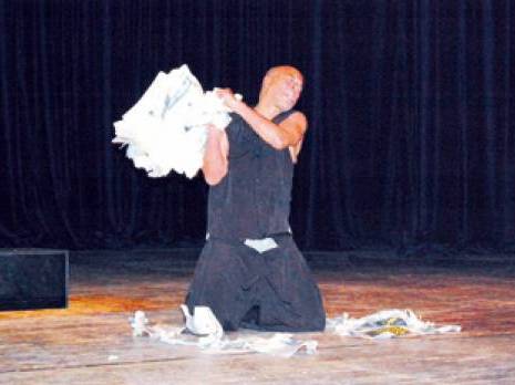 Karine, nouveau monodrame de Hmida Layachi : que faire face au mur du silence'