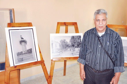 الفنان والصحفي السامعي حريزي يعرض لوحاته ببهو مكتبة المسيلة