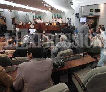 Entre soutien et critique