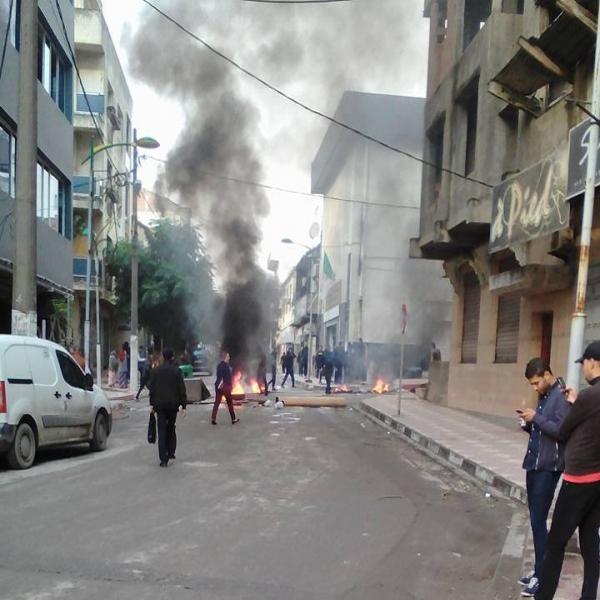 Route barrée, pneus incendiés au centre-ville de Tizi-Ouzou