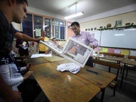 En direct de la salle d'opérations de la Commission nationale de supervision des élections
