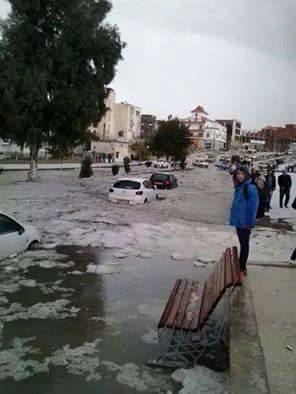 بالفيديو والصور.. تساقط كثيف لحبات البرد كبيرة الحجم ببرج بوعريريج