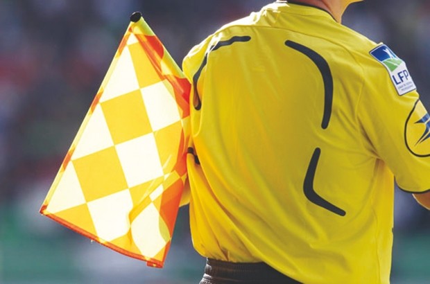 Trois arbitres algériens au Qatar pour diriger les matches de la QSL