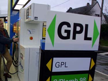 Dix milliards de $ pour cinq raffineries en Algérie : un choix contesté