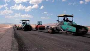 والي معسكر يحث على إنهاء أشغال الطريق النافذ للطريق السيار