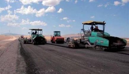 والي معسكر يحث على إنهاء أشغال الطريق النافذ للطريق السيار