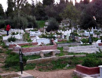 عشاق آخر زمن يعيثون فسادا في المقابر وسلطات الطارف تتفرج!