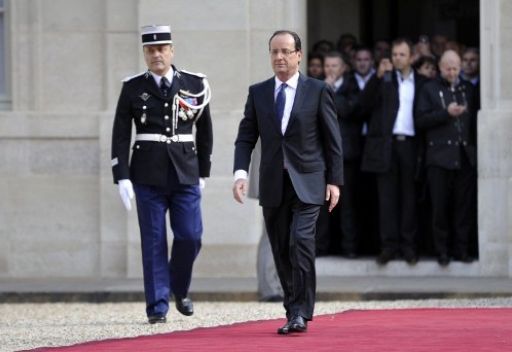 استسلام وتسليم السلطة بين ساركوزي و هولاند بقصر الاليزيه