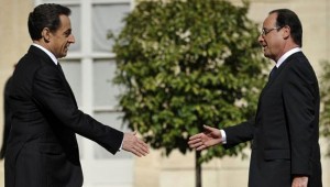 كارلا بروني وساركوزي يسلمان الإليزيه لهولاند وزوجته