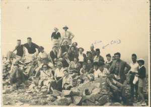 Photographie prise au sommet du Chelia (Aurès) près de Khenchela lors d'une excursion du groupe « Tourisme et Travail » avec le caïd Hadj