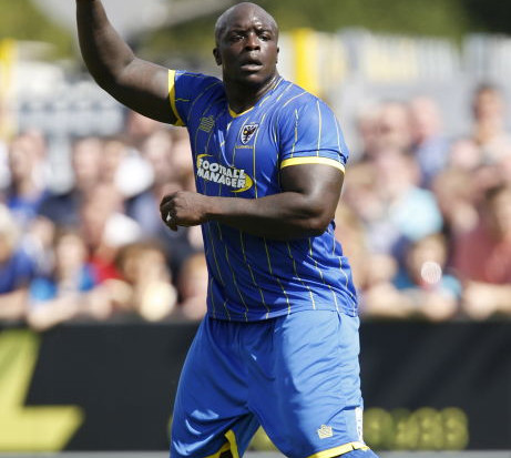 الضخم اكينفينوا يشكو عنصرية الجماهير الانجليزية