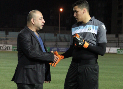 حارس مولودية بجاية يكرم المدرب المنافس