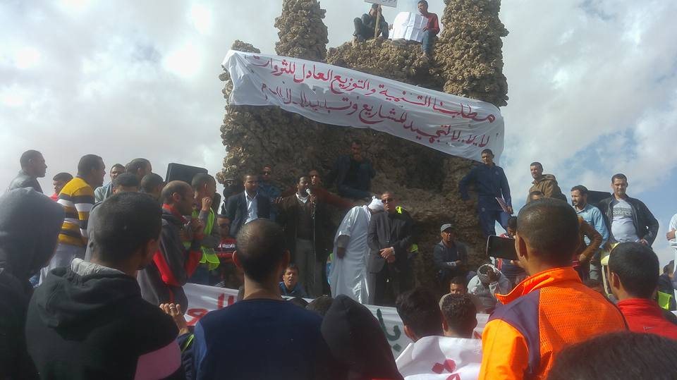 بالصور..عشرات المواطنين في ورقلة يحتجون ضد قانون المالية 2017