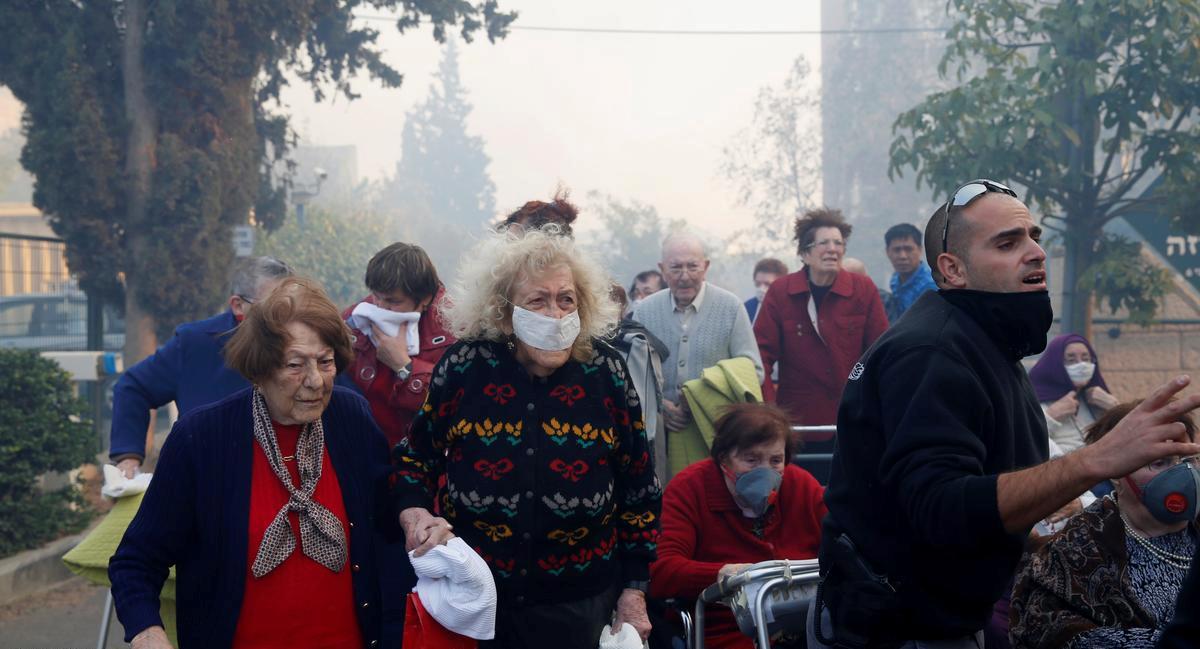 بالصور .. إجلاء أكثر من 60 ألف إسرائيلي من منازلهم بسبب الحرائق