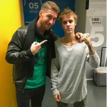 راموس يفتخر بلقائه المغني العالمي جيستن بيبر