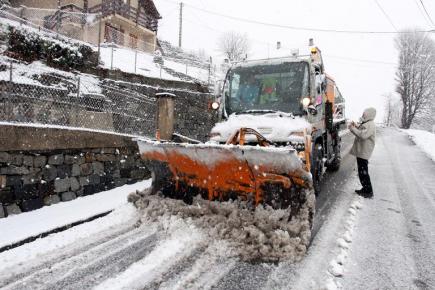 تسخير 131 عامل مهني متخصص لإزالة الثلوج بجيجل
