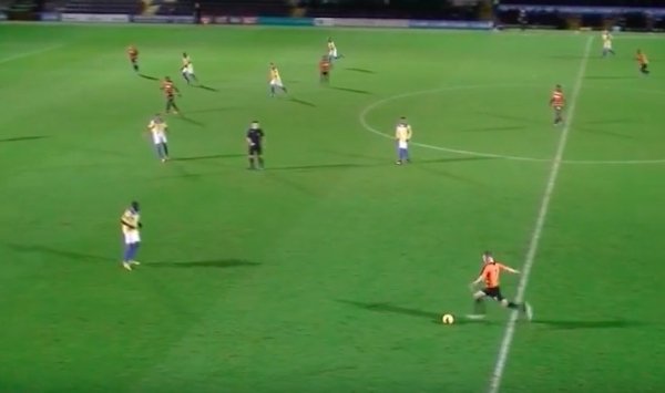 (فيديو) شاهد.. لاعب إنجليزي يسجل هدفا من منتصف الملعب