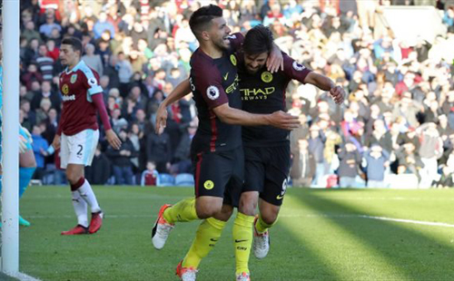 أغويرو يقود السيتي لصدارة الدوري الإنجليزي بهدفين في بيرنلي