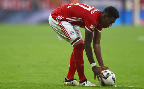 ألابا يُفضل فريقًا إنجليزيًا آخر على مانشستر يونايتد