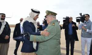 الفريق قايد صالح يستقبل نائب رئيس مجلس الوزراء الإماراتي بمقر  مرسيدس تيارت  (صور)