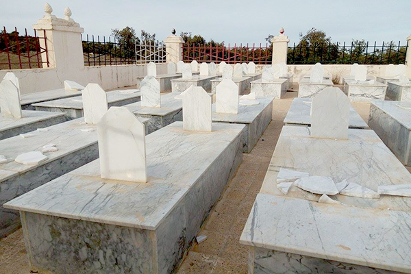 مجهولون يخربون مقبرة الشهداء ب