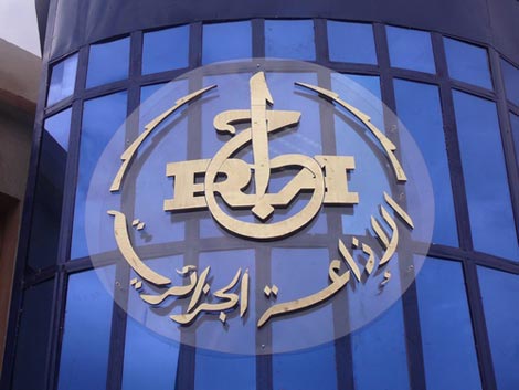 بطالون يغلقون مقر اذاعة اليزي تضامنا مع مذيع