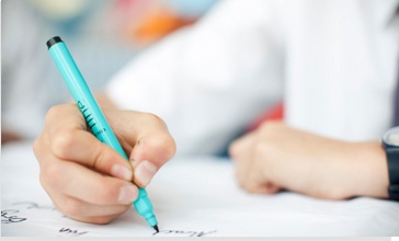 مشاكل الخط عند الاطفال، اليكم بعض الحلول لتحسين خط اطفالكم..