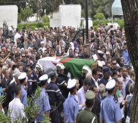 Une foule dense et diversifiée accompagne Warda El Djazairia à sa dernière demeure