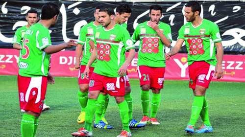 Le leader en danger, les poursuivants à l'affût