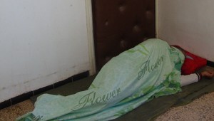 مواطن ينقل فراشه إلى مقر بلدية بباتنة وينام أمام مكتب المير