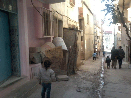 الوادي يحاصرهم بفضلات المذابح الفوضوية