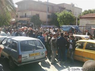 سائقو سيارات النقل الحضري بالجلفة يحتجّون