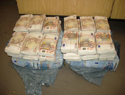 الجزائر: استرجاع 200 78 أورو بقسنطينة و حجز 830 قنطار من التبغ ببسكرة